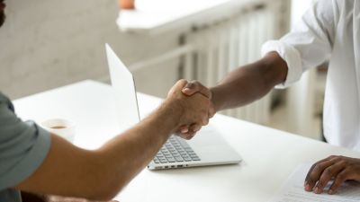 Dos personas firmando un contrato de empleo