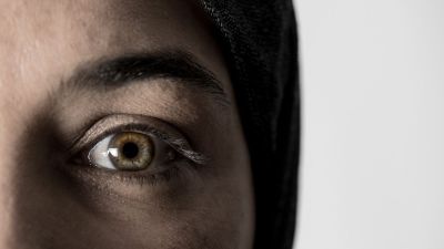 Rostro de una mujer inmigrante