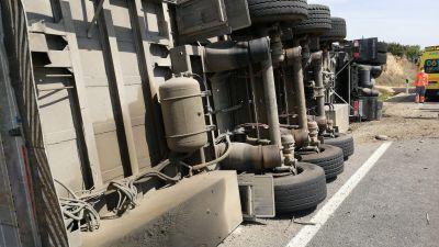 El camión que portaba animales vivos, volcado tras el accidente