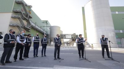 El ministro de Inclusión y Seguridad Social, José Luis Escrivá, junto al presidente de Aragón, Javier Lambán, en su visita a la planta de Saica.