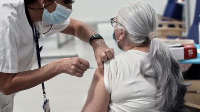 Una mujer es inyectada con la vacuna de AstraZeneca contra la COVID-19.