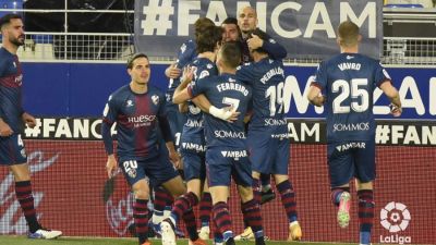 Los jugadores de la SD Huesca celebran el primer tanto del encuentro de este viernes