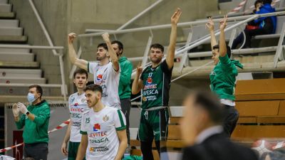 Los jugadores de Levitec Huesca celebran una canasta