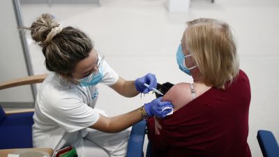 Una sanitaria pone una dosis de la vacuna contra la covid.