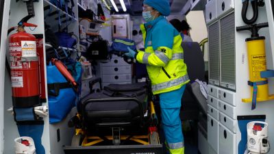 Equipo de emergencias del 112 preparándose una salida
