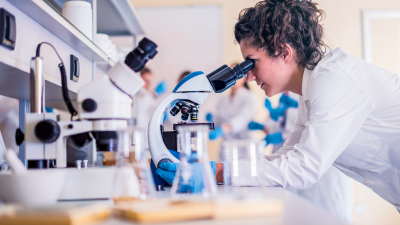 Una profesional realiza labores de investigación en un laboratorio