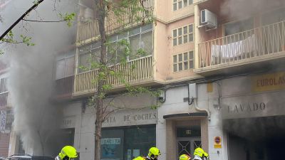 A pesar de la espectacularidad del humo no ha habido daños personales. (Bomberos de Zaragoza)