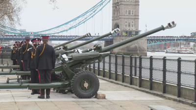 Salvas en memoria de Felipe de Edimburgo frente al puente de la Torre de Londres.