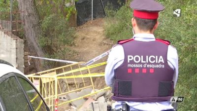 Un agente de los Mossos d' Esquadra custodia el lugar del crimen.