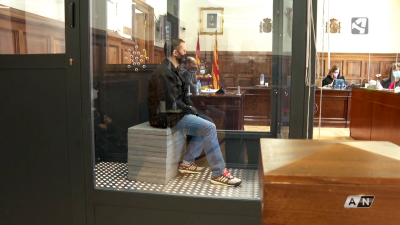 Norbert Feher en el interior de la cabina desde la que declara en la Audiencia Provincial de Teruel.