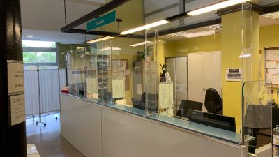 Mostrador de admisión de un centro de salud aragonés.
