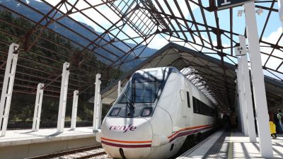 Tren llegando a la nueva Estación Internacional de Canfranc (Huesca).