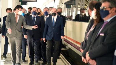 Javier Lambán, José Luis Ábalos y otras autoridades, en la inauguración de la nueva estación de Canfranc