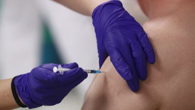 Una persona recibe una vacuna contra la COVID-19.
