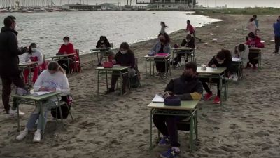 Niños estudiante en la playa de Murcia.