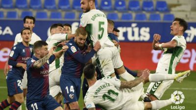 El Huesca, en plena acción defensiva. Imagen: LaLiga.