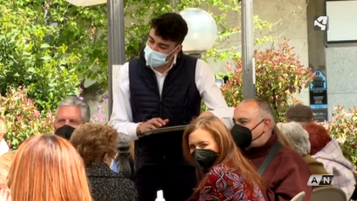 Un camarero atiende a clientes en una terraza en Huesca.