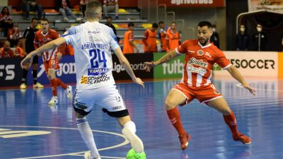 Adrián Ortego maneja el balón en un lance del encuentro disputado en Cartagena.