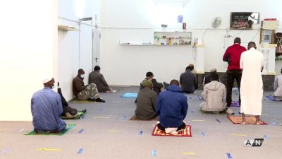 Un grupo de musulmanes rezan en la mezquita de Binéfar