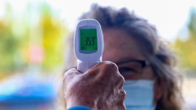 Medición de temperatura como medida preventiva a la COVID-19.