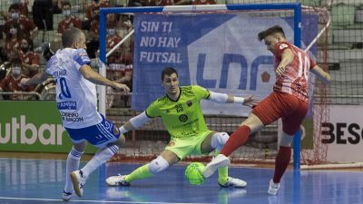 Iván Bernad intenta detener una acción de ataque de ElPozo Murcia.