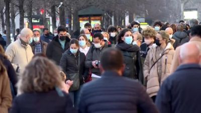 Personas paseando por el centro de Zaragoza.