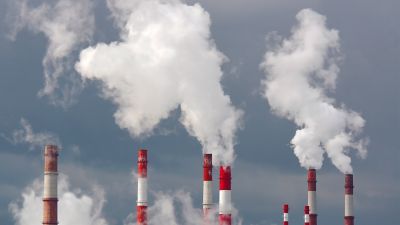 Chimeneas emitiendo humo a la atmósfera.