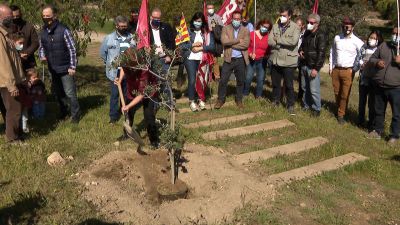 Las organizaciones firmantes del decálogo plantando la carrasca.