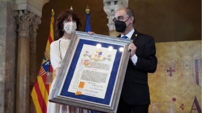 Javier Lambán entrega el Premio Aragón a Irene Vallejo.