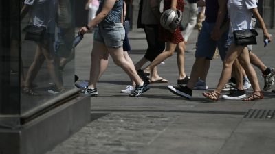 Personas paseando por la calle (EP).