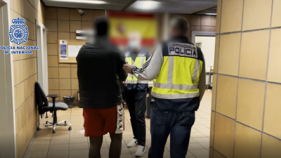 El detenido con dos agentes de la Policía Nacional
