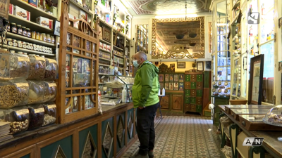 Interior del ultramarinos La Confianza de Huesca.