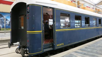 Uno de los vagones rehabilitados del conocido como 'Tren Azul', donde se ha firmado el convenio para impulsar el Museo del Ferrocarril de Aragón.
