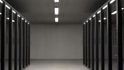 Interior de un centro de almacenamiento de datos.