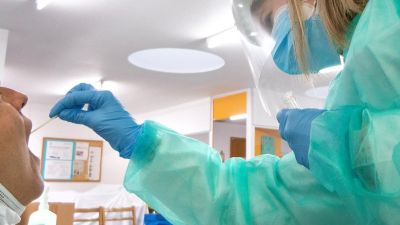 Una sanitaria toma una muestra a una persona (EP).