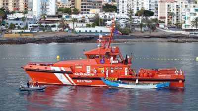 Salvamento Marítimo remolca la patera al Puerto de los Cristianos en el sur de la isla de Tenerife (EP).