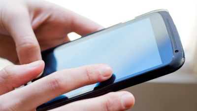 Usuario manipulado su smartphone (Canva).