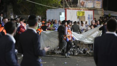 Agentes de seguridad inspeccionan el lugar de la tragedia (EFE).