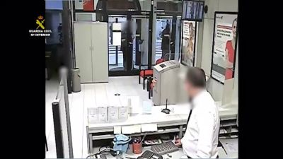 Las cámaras de seguridad graban uno de los atracos.