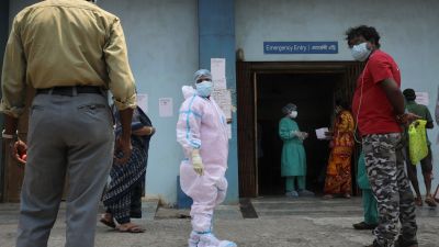 Varias personas esperan para hacerse una PCR en un hospital de la India.