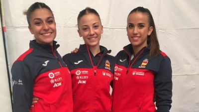 Raquel Roy, a la derecha, junto a sus compañeras de equipo de kata femenina.