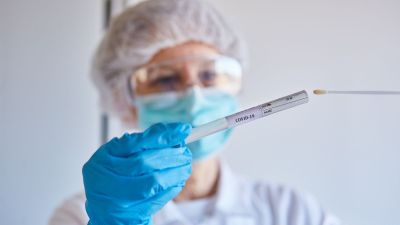 Un profesional sanitario realizando una prueba PCR (Canva).