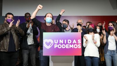 El candidato de Unidas Podemos a la presidencia de la Comunidad de Madrid y secretario general de Podemos, Pablo Iglesias, rodeado de compañeros del partido.
