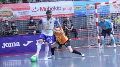 Juanqui controla el balón en un lance del encuentro disputado en Tudela este sábado.