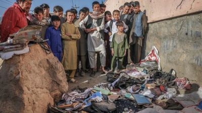 Un grupo de personas observa las pertenencias de las víctimas del atentado en Kabul (Afganistán).
