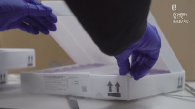 Recepción de un cargamento de vacunas de Pfizer (EP).