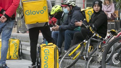 Varios 'riders' descansan después de participar en una concentración contra la nueva ley.