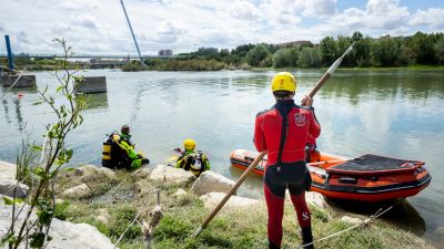 El operativo de búsqueda del menor desaparecido en el Ebro el sábado.