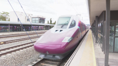 El AVLO llegando a la estación de Calatayud.