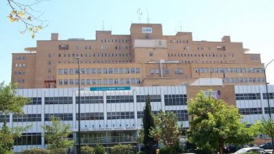 Fachada del Hospital Miguel Servet, en cuya UCI se encuentra ingresado el niño.